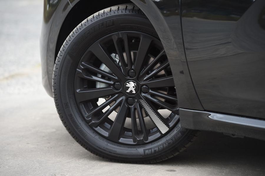 Колеса Peugeot 208 Black Edition 3-Door 2017 года  (фото 2 из 11)